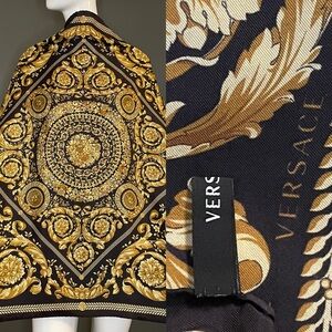 Gorg Vintage Versace Silk Scarf 34 In Sq Excellent Condition
